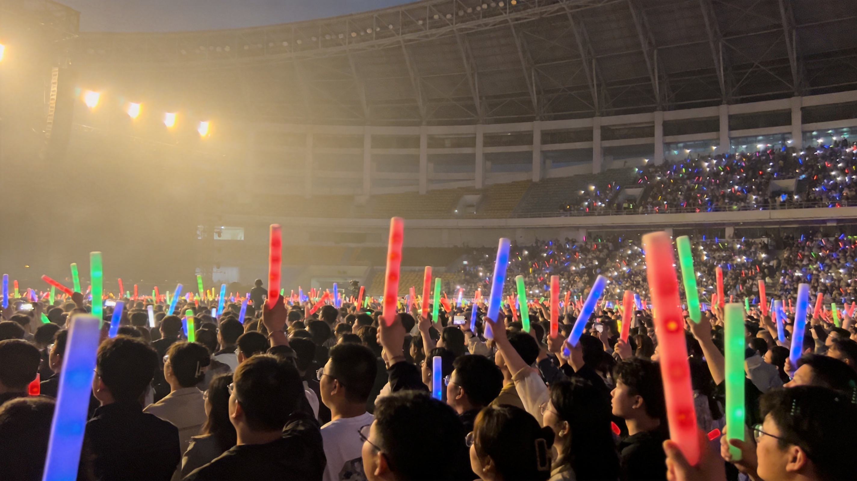 演唱会现场歌迷挥舞荧光棒